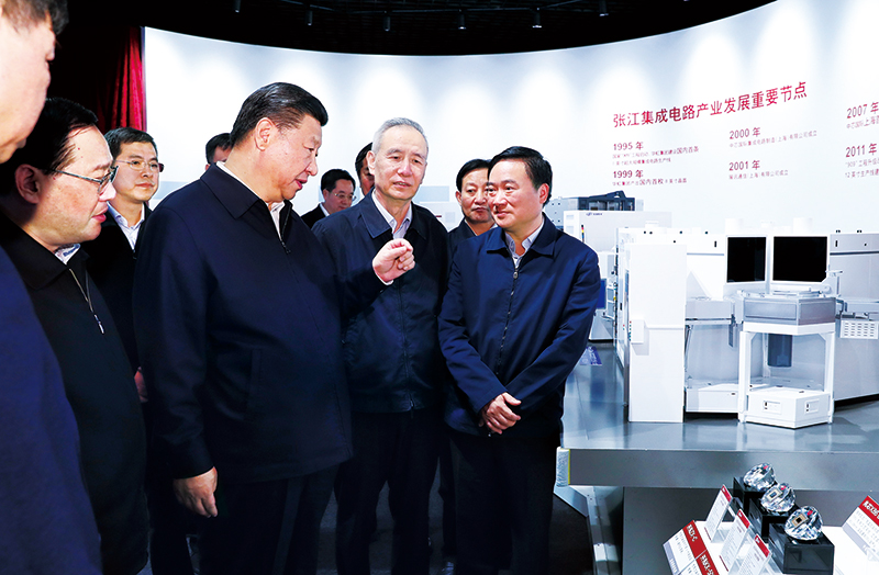 2018年11月6日至7日，中共中央总书记、国家主席、中央军委主席习近平在上海考察。这是6日下午，习近平在张江科学城展示厅考察，了解上海科技创新和科技成果转化情况。 
