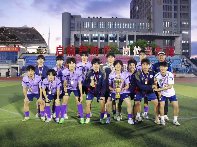 绿茵燃魂，荣耀加冕——汽车学院...