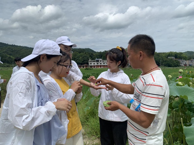 队员参观莲子生产基地。福建船政交通职业学院供图