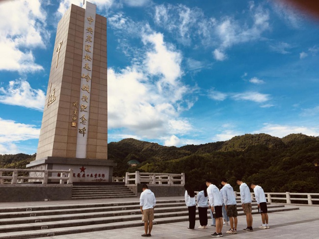 实践队向松毛岭战役中牺牲的烈士鞠躬默哀。福建船政交通职业学院供图