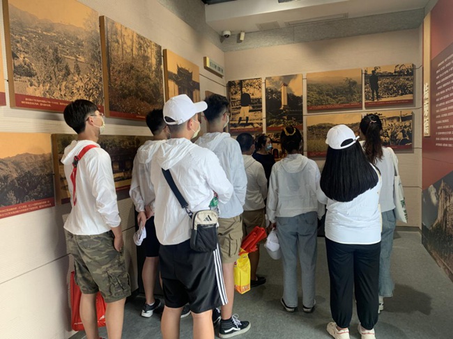 在福建省苏维埃政府旧址聆听革命先辈事迹。福建船政交通职业学院供图